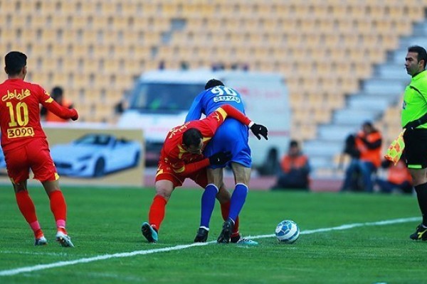 عکس/ فن کشتیِ قاضی به بازیکن استقلال