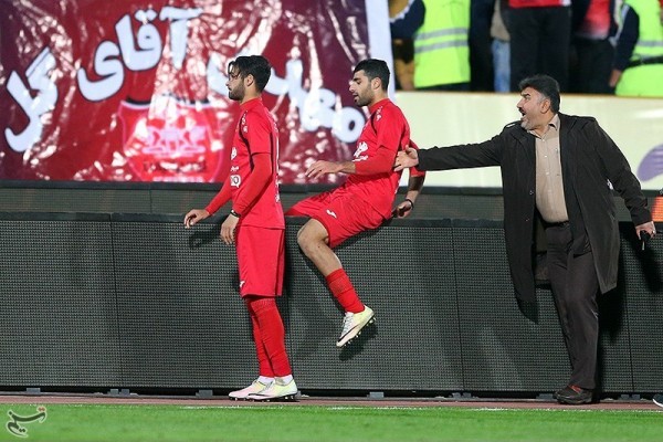 عکس/ فرار طارمی از دست ناظر کنار زمین