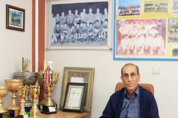 منصوریان قطعاً باید بماند/ مشکل اصلی استقلال دفاع است