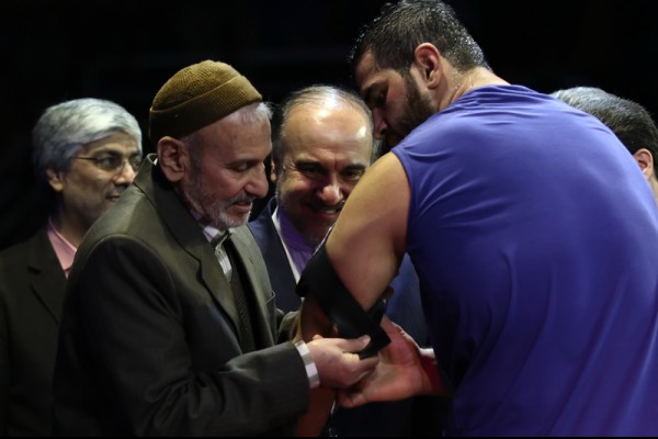 عکس/بستن بازوبند پهلوان جابر صادق زاده