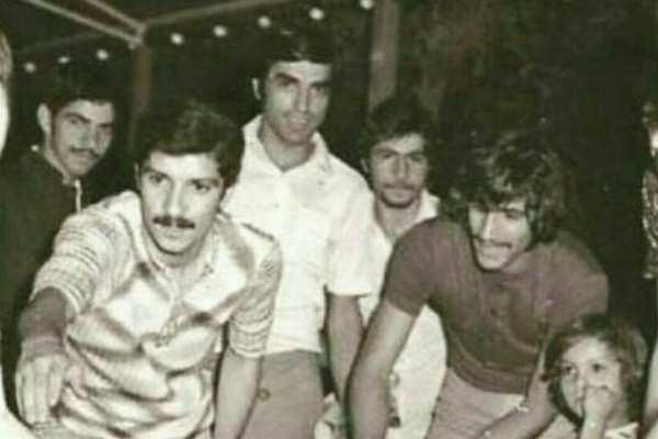 آتیلا حجازی عکسی از منصور پورحیدری و پدرش در حال فوتبال دستی منتشر کرد.