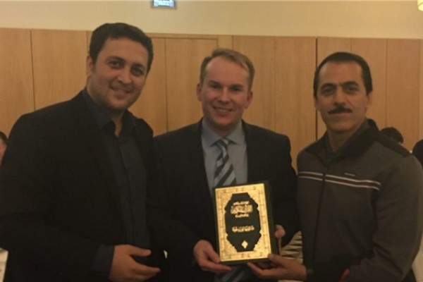 اهدای قرآن از سوی سازمان تیم‌های ملی به مسئولان روسیه‌ای+عکس