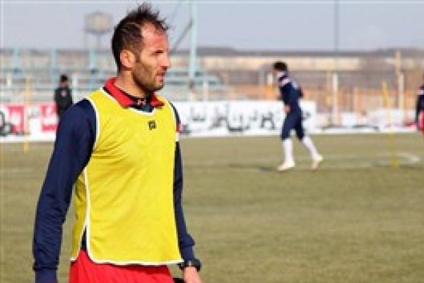 بنگر هنوز از تراکتور جدا نشده است