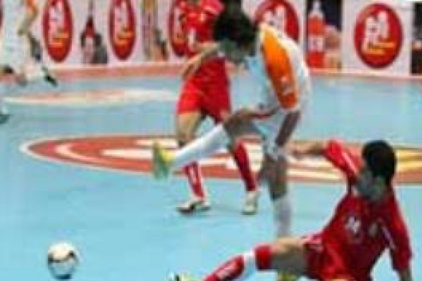  پیروزی گیتی‌پسند در دیدار جنجالی