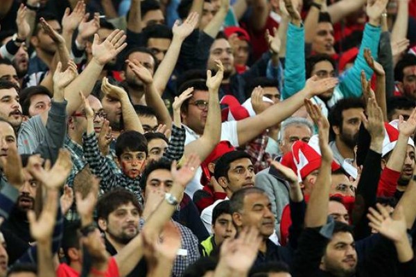 شعار پرسپولیسی‌ها علیه داور/ بیش از ۳۰ هزار هوادار در ورزشگاه