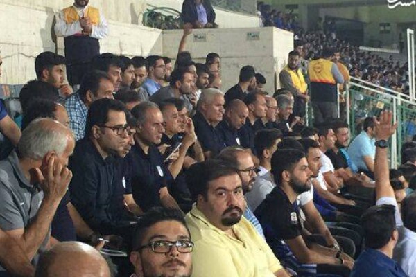 عکس/ آقای گل پرسپولیس تماشاگر بازی استقلال