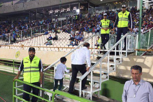  عکس/ قهر و خروج پیشکسوت استقلال از ورزشگاه آزادی
