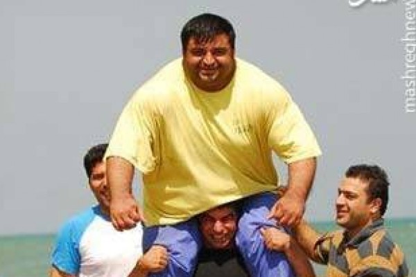 عکس/ رضازاده روی شانه های مرحوم فلاحتی نژاد