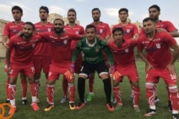 تراکتور سازان با لباس‌های منقش به تصویر شهید حججی به میدان می روند