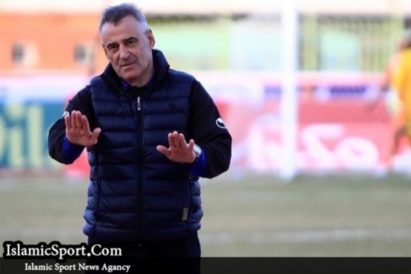 سرمربى گسترش فولاد اخراج شد