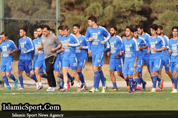 کاروان تیم فوتبال استقلال وارد تهران شد