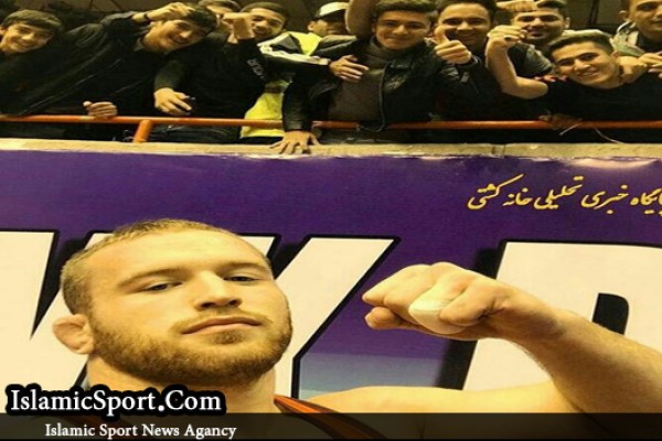 سلفی جالب تماشاگر ایرانی با قهرمان آمریکایی/ تشویق بی امان علیرضا کریمی