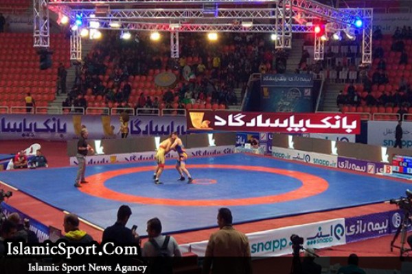 حرکت خطرناک عکاسان و اعتراضی که منجر به درگیری شد/قطعی چندباره برق سالن مسابقات