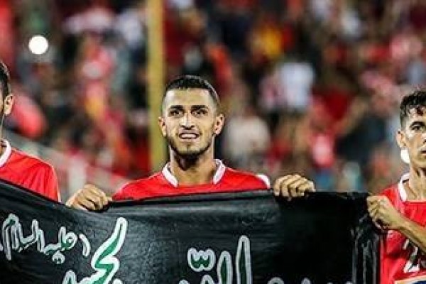 عکس/ پرچم عزای حسینی در دست ۳ پرسپولیسی