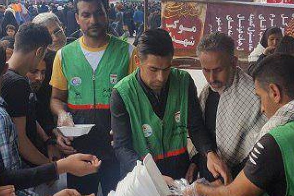 عکس/ یک فوتبالیست در موکب شهدای ورزشکار