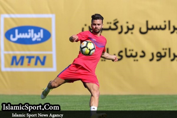 ایمان دارم که پرسپولیس می‌تواند قهرمان آسیا شود/ منتظر صحبت‌های مدیرعامل فولاد هستم