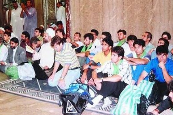 عکس زیرخاکی استقلالی ها در حرم امام حسین(ع)