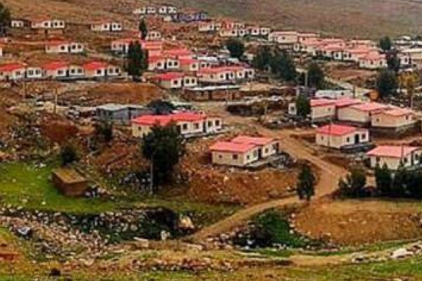 رونمایی علی دایی از خانه‌های ساخته شده در سرپل‌ذهاب