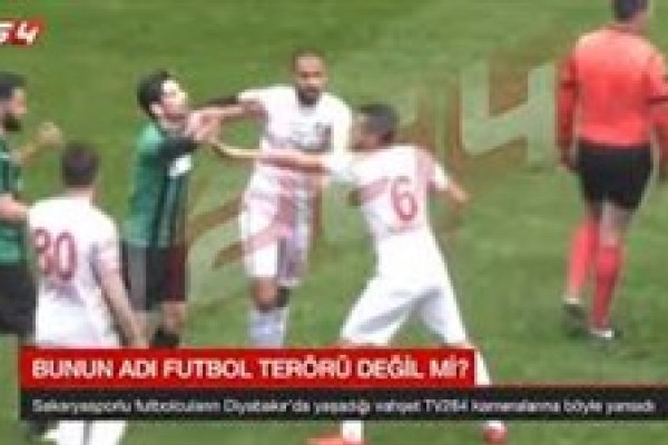 تیغ‌کشی منصور چالار؛ عجیب‌ترین اتفاق فوتبال جهان