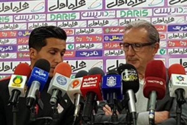وقتی لیکنز با مشت روی میز کوبید!