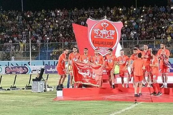 اهتزاز پرچم «یا رقیه» در سکوی قهرمانی پرسپولیس