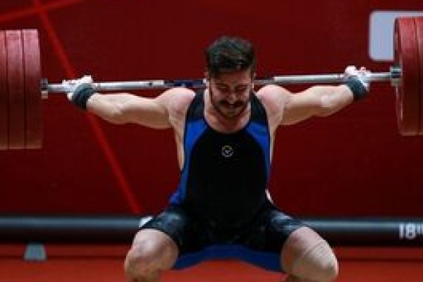 ادعای کودکانه و مضحک کیانوش رستمی/ قهرمانِ ناکامی که جای عذرخواهی طلبکار است!