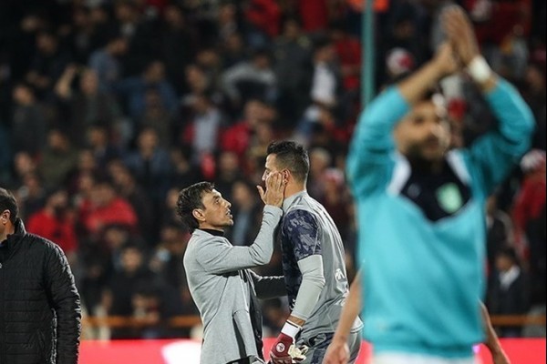  باشگاه پرسپولیس: تماشاگران نمی‌دانستند مادر خطیبی مادر دو شهید است!/ سرمربی ماشین‌سازی مسئولیت سنگینی دارد 