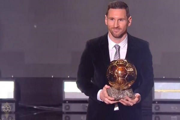 مسی با کسب ششمین توپ طلا از رونالدو سبقت گرفت +تصاویر 
